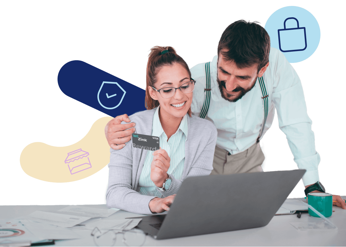 Una pareja sosteniendo tarjeta Wizink Rewards