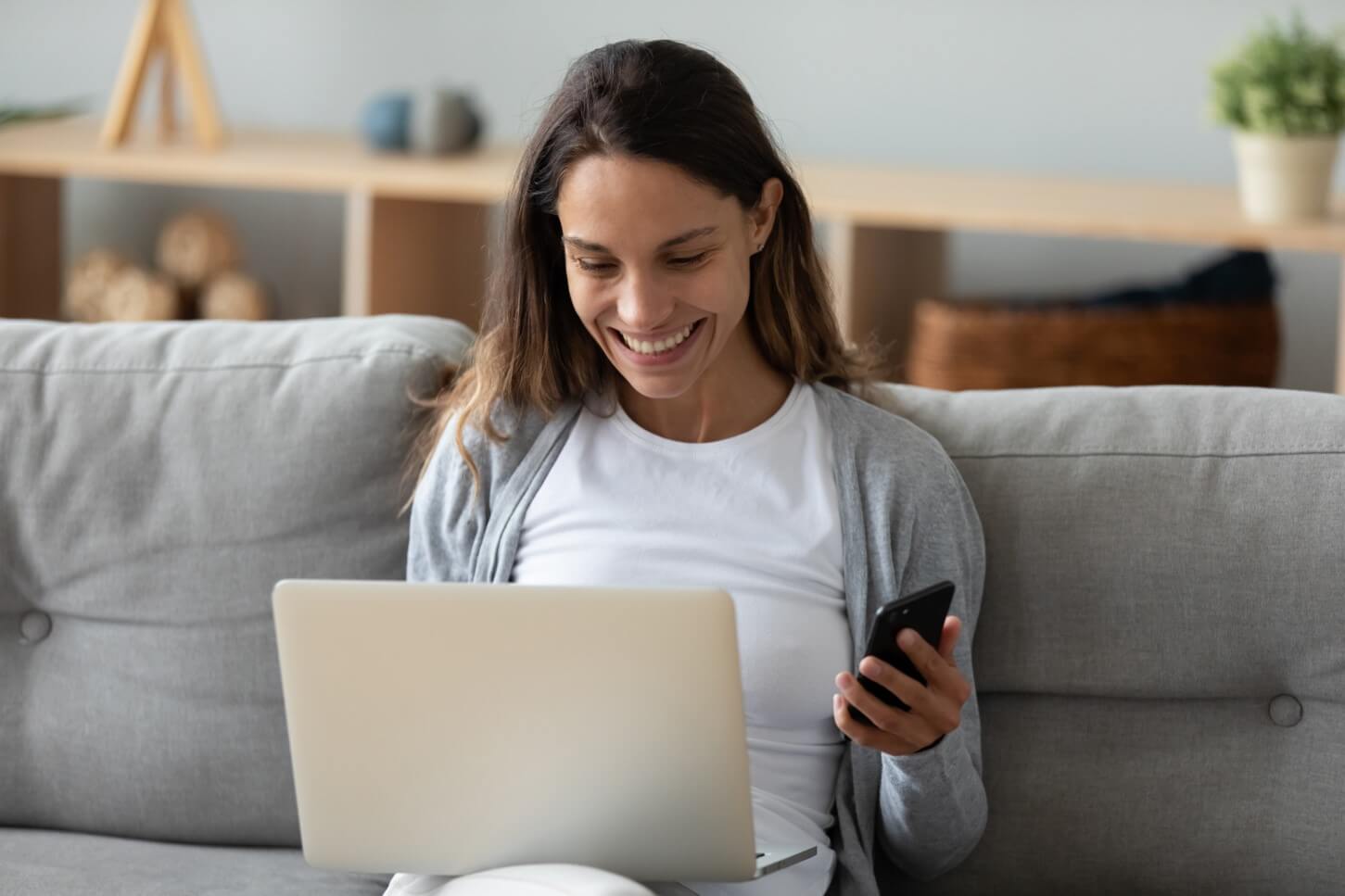 mujer sonriendo mirando una tablet